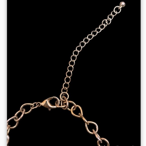 Gorgeous gold chain with flowers in whites, and light cream colors, so pretty - Picture 4 of 7